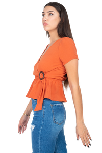 Blusa con hebilla lateral